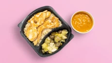 Fileto Pule Shoqëruar me Pilaf Fasule & Sallatë Turshi