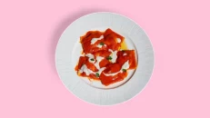 Ravioli Me Salce Domate Dhe Krem Djathi