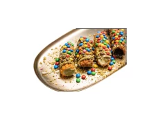 Churros të mbushura + Skittles + M & M& Pistakio të Grirë