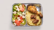 Pilaf me Kofshë Pule & Sallatë