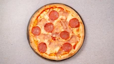 Pizza Proshutë & Sallam