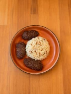 Qofte Shtëpie me Pilaf
