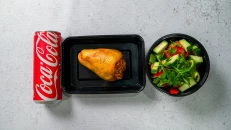 Speca të Mbushur & Sallatë & Coca-Cola