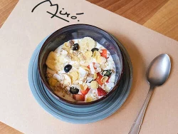 Kos me Drithëra dhe Fruta të Stinës