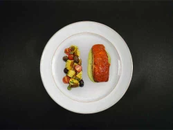 Fileto Salmoni Me Krem Bizele, Dressing Speci Pikant Dhe Sallatë