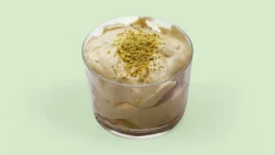 Tiramisu me Pistachio