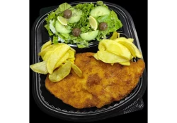 Kotele pule, patate të skuqura, sallatë jeshile ose fshat