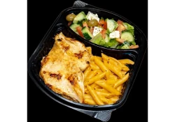 Sallatë fshati me fileto pule penne me salcë rozë