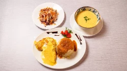 Supë Ditore, Fileto Pule, Salcë Curry, Sallatë Mix