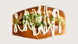 Lobster Roll me salmon krem djathi dhe guacamole