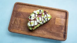 Avokado Tost Caprese