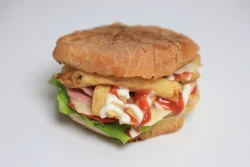 Hamburger Djathë & Sallam