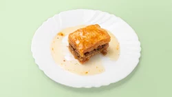 Bakllava Tradicionale me Arra e Holluar me Dorë